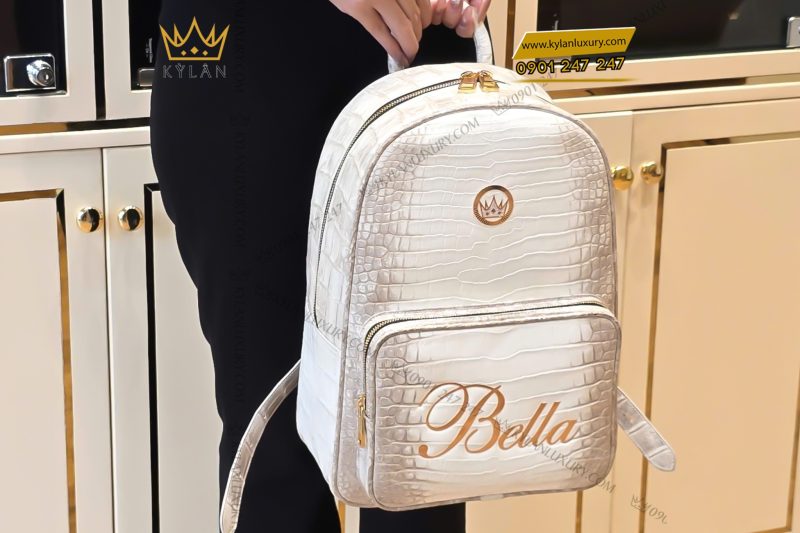 Balo da cá Alligator white đính logo vương miện và chữ Bella vàng Au750