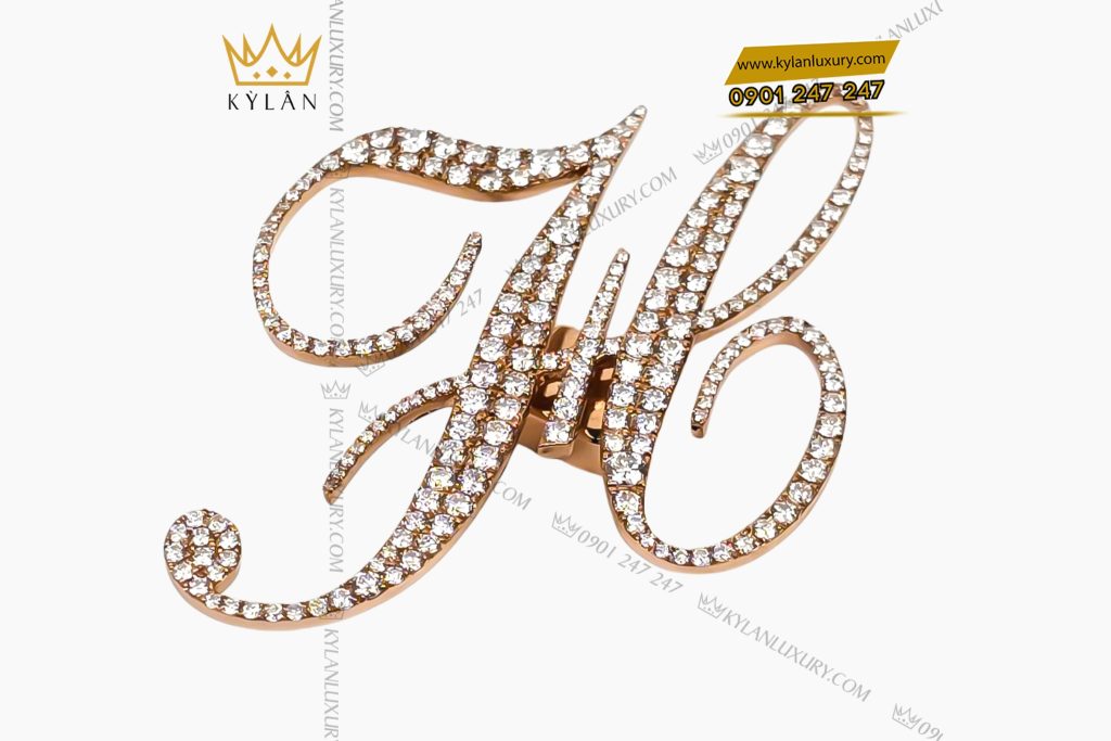 Logo cài áo chữ H vàng hồng nguyên khối Au750 đính kim cương