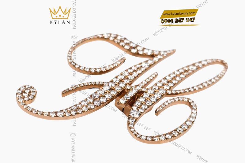 Logo cài áo chữ H vàng hồng Au750 đính kim cương