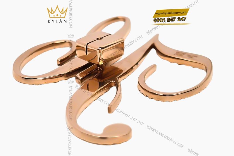 Logo cài áo chữ H vàng hồng Au750 đính kim cương