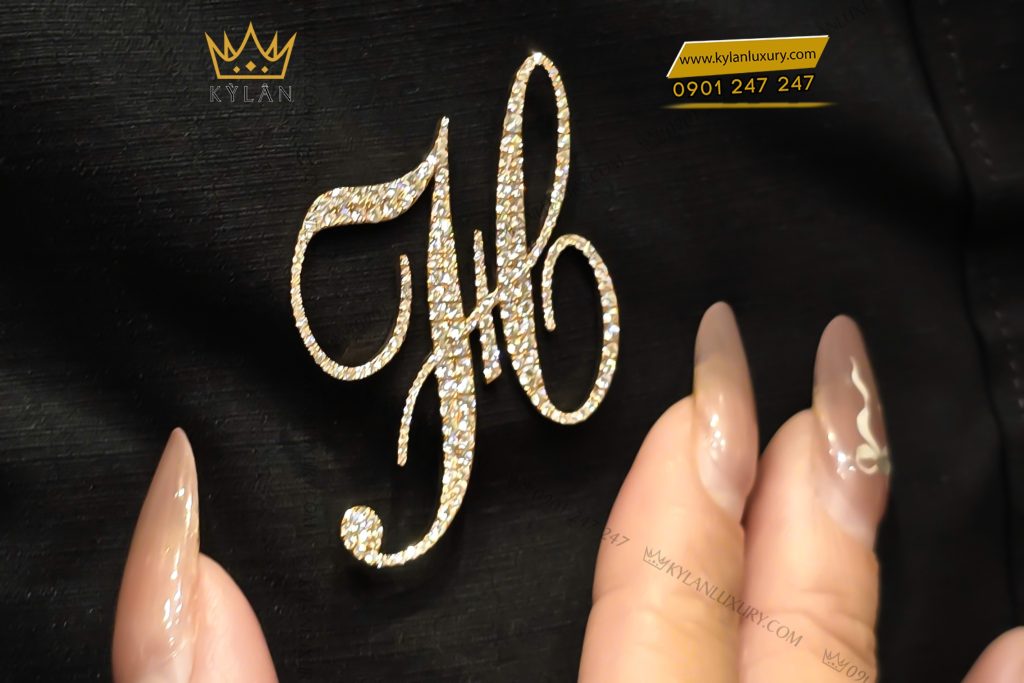 Logo cài áo chữ H vàng hồng nguyên khối Au750 đính kim cương