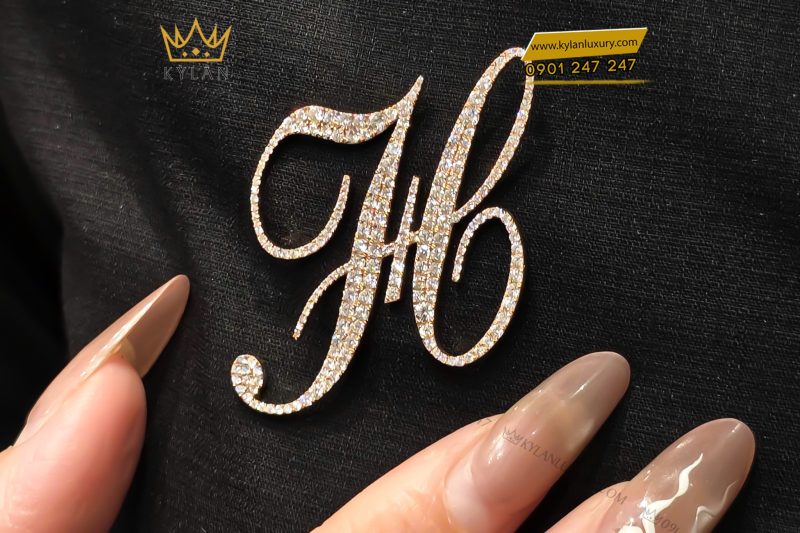 Logo cài áo chữ H vàng hồng Au750 đính kim cương