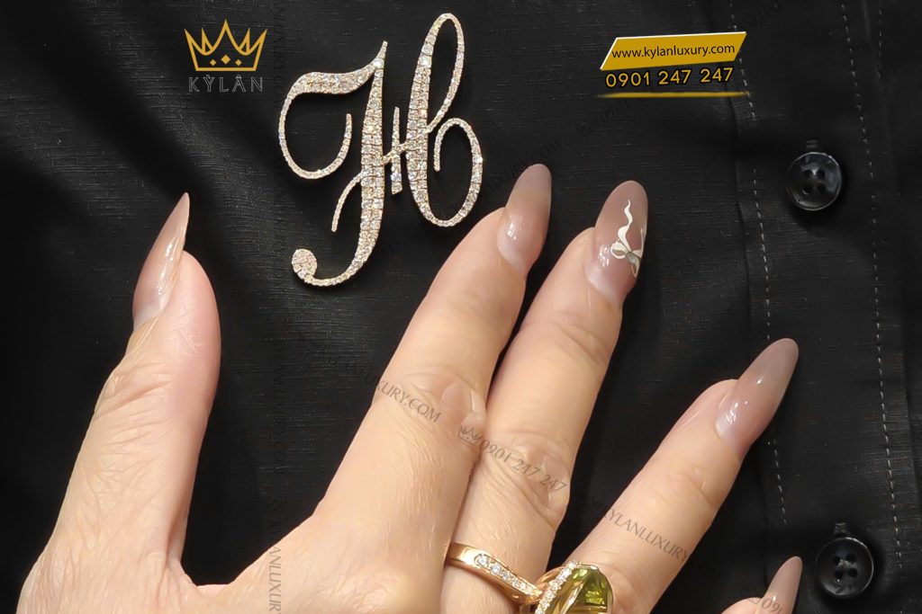 Kỳ Lân Luxury Logo cai ao chu H vang hong nguyen khoi Au750 dinh kim cuong 8 Logo cài áo chữ H vàng hồng Au750 đính kim cương