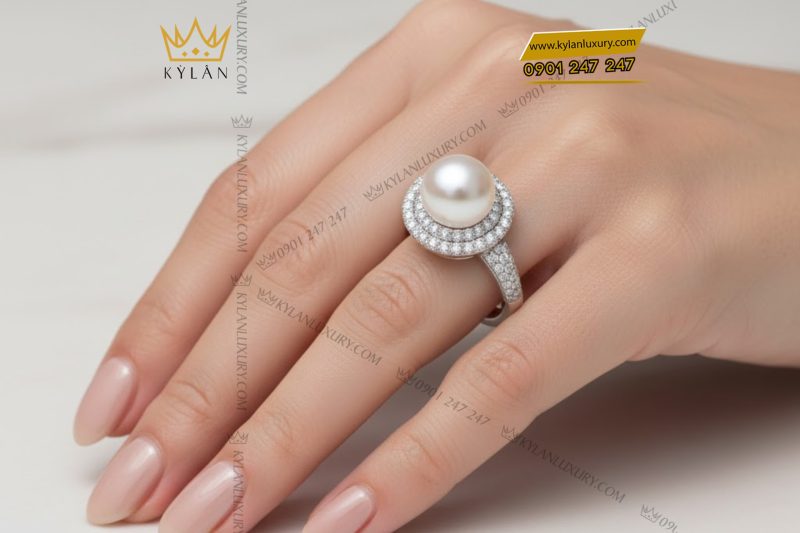 Nhẫn ngọc trai vàng trắng Au750 đính kim cương