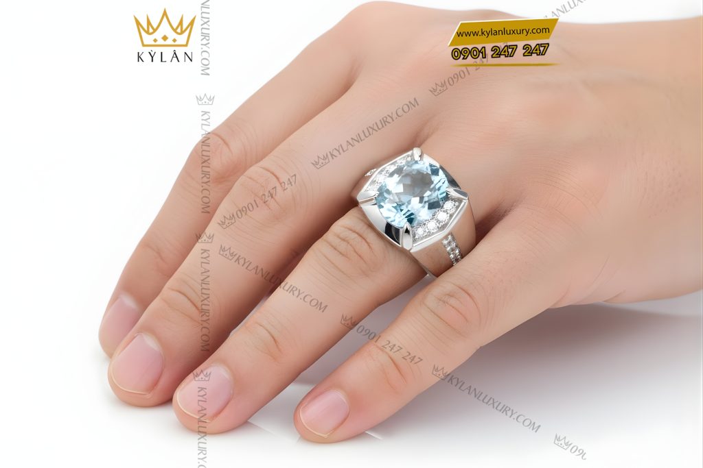 Nhẫn nam vàng trắng Au750 đính kim cương và đá Topaz xanh 6 Nhẫn nam vàng trắng Au750 đính kim cương và đá Topaz xanh