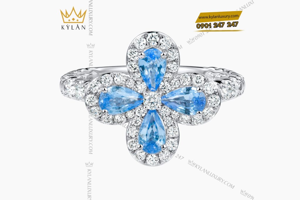 Nhẫn nữ vàng trắng Au750 hoa 4 cánh đính kim cương và topaz 3 Nhẫn nữ vàng trắng Au750 hoa 4 cánh đính kim cương và topaz