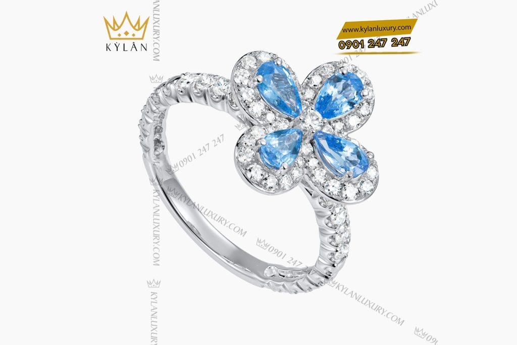 Nhẫn nữ vàng trắng Au750 hoa 4 cánh đính kim cương và topaz 8 Kỳ Lân Luxury Nhan nu nang trang Au750 hoa 4 canh dinh kim cuong va topaz 3 Nhẫn nữ vàng trắng Au750 hoa 4 cánh đính kim cương và topaz