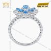 Nhẫn nữ vàng trắng Au750 hoa 4 cánh đính kim cương và topaz