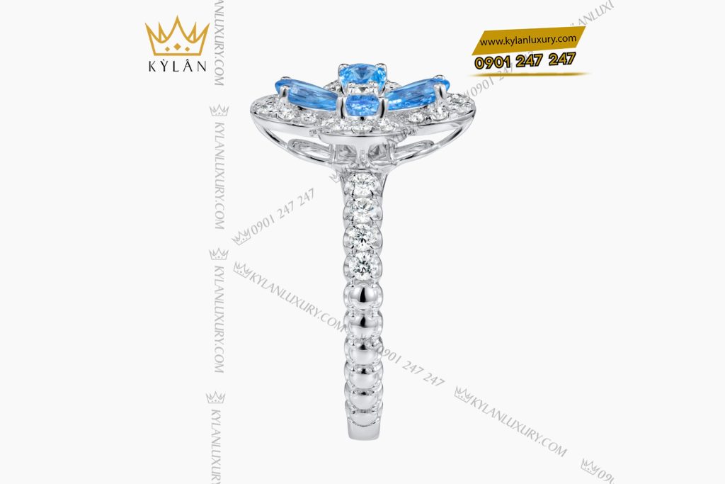 Nhẫn nữ vàng trắng Au750 hoa 4 cánh đính kim cương và topaz 11 Kỳ Lân Luxury Nhan nu nang trang Au750 hoa 4 canh dinh kim cuong va topaz 6 Nhẫn nữ vàng trắng Au750 hoa 4 cánh đính kim cương và topaz