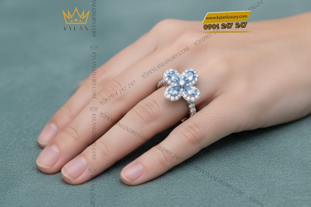 Nhẫn nữ vàng trắng Au750 hoa 4 cánh đính kim cương và topaz 5 Nhẫn nữ vàng trắng Au750 hoa 4 cánh đính kim cương và topaz