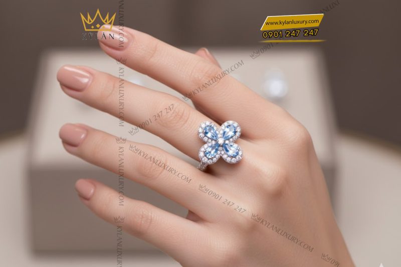 Nhẫn nữ vàng trắng Au750 hoa 4 cánh đính kim cương và topaz