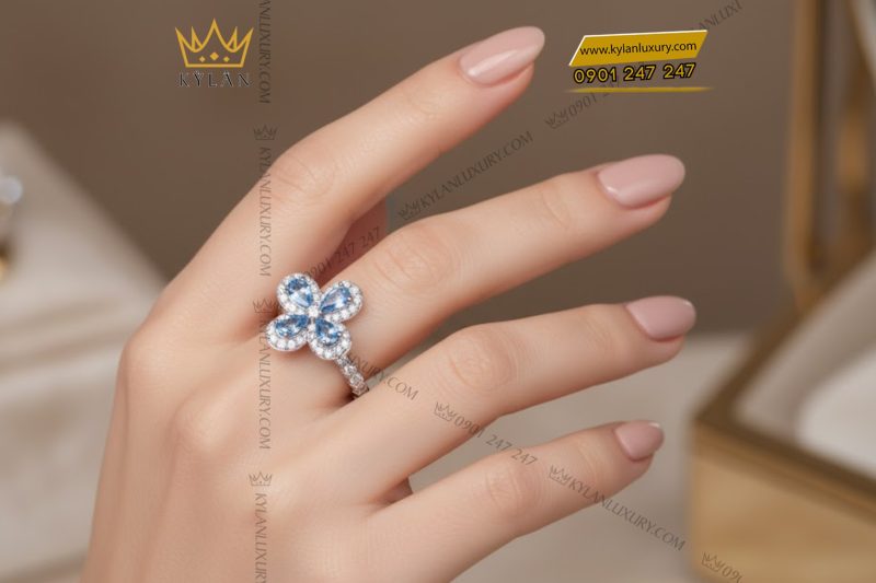 Nhẫn nữ vàng trắng Au750 hoa 4 cánh đính kim cương và topaz