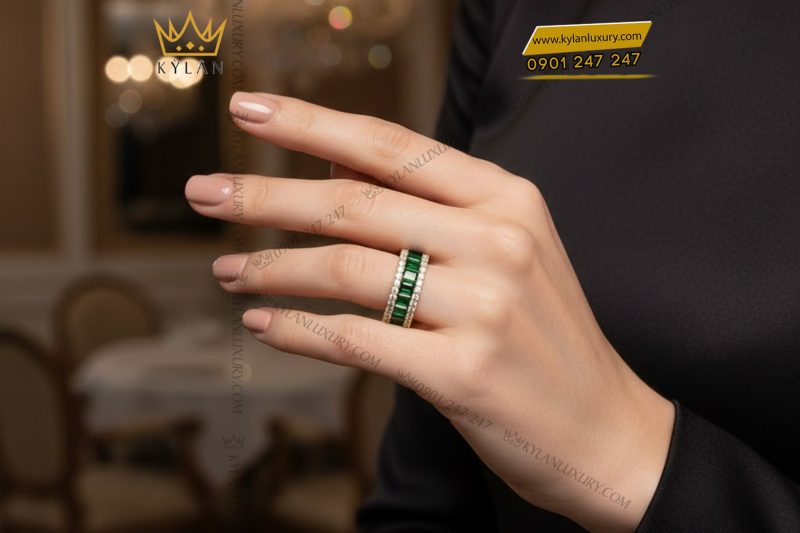 Nhẫn nữ vàng Au750 đính kim cương và đá quý xanh