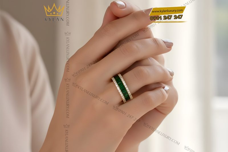 Nhẫn nữ vàng Au750 đính kim cương và đá quý xanh