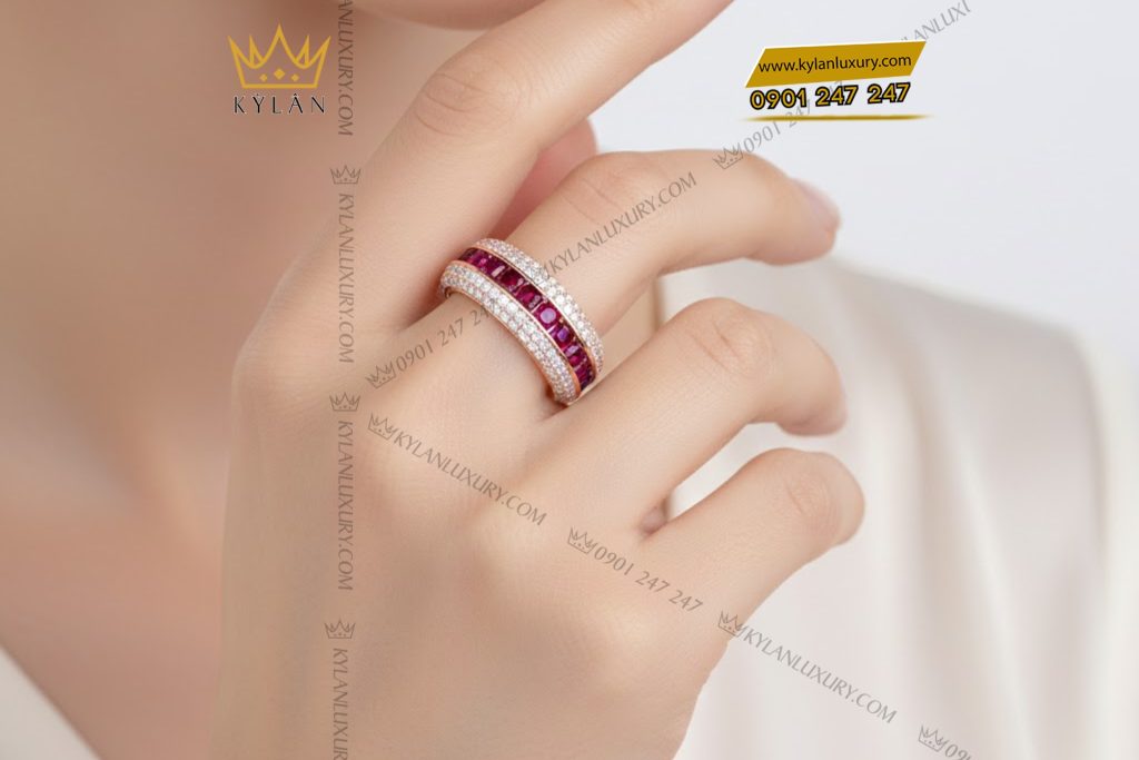Kỳ Lân Luxury Nhan nu vang hong Au750 dinh kim cuong va da ruby do 8 Nhẫn nữ vàng hồng Au750 đính kim cương và đá ruby đỏ