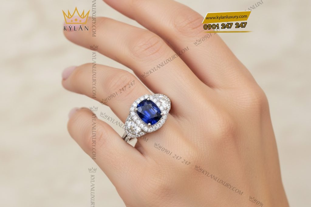 Kỳ Lân Luxury Nhan nu vang trang Au750 dinh kim cuong va da quy 6 1 Nhẫn nữ vàng trắng Au750 đính kim cương và đá quý