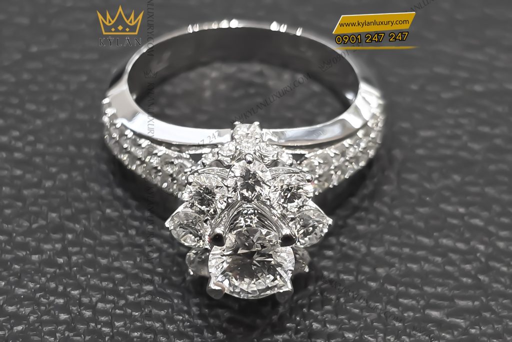 Nhẫn nữ vàng trắng Au750 đính viên chủ 5ly4 14 Kỳ Lân Luxury Nhan nu vang trang Au750 dinh vien chu 5ly4 10 Nhẫn nữ vàng trắng Au750 đính viên chủ 5ly4