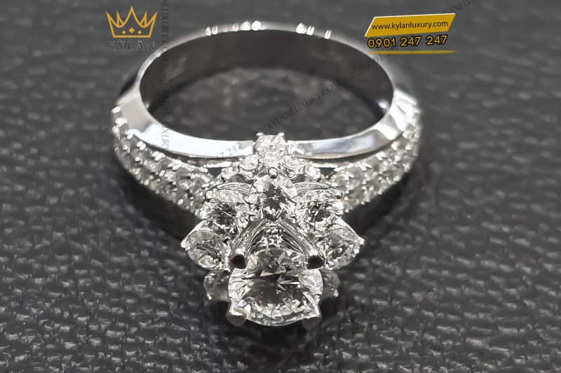 Nhẫn nữ vàng trắng Au750 đính viên chủ 5ly4