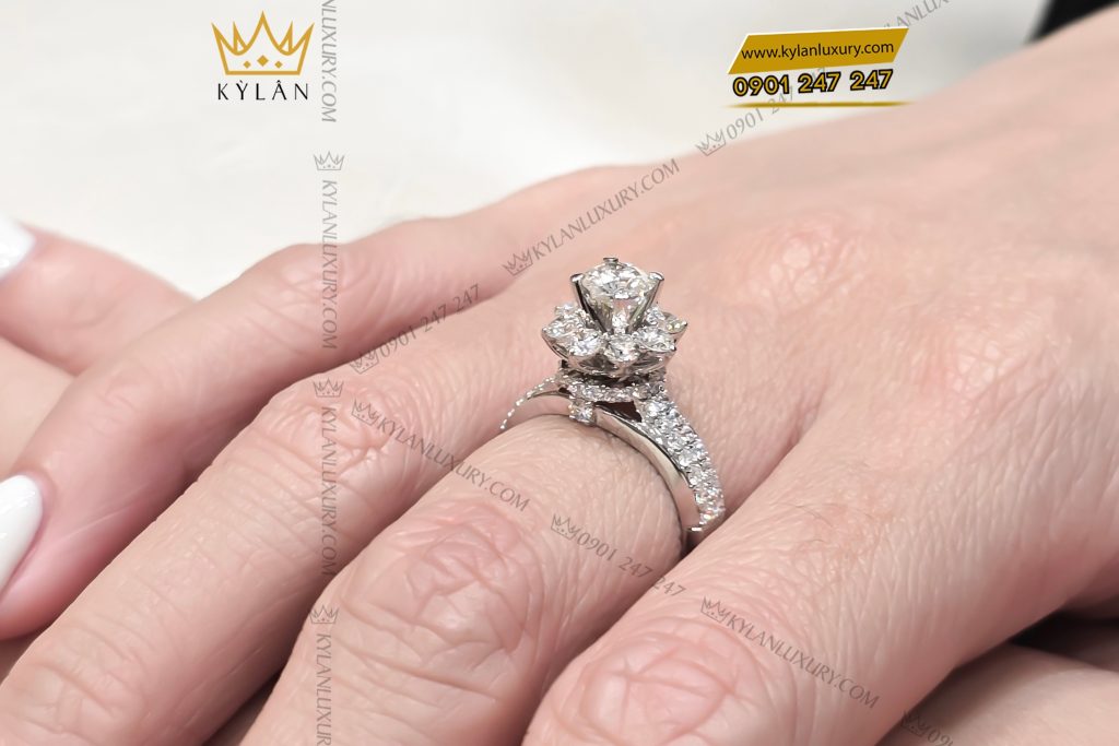 Nhẫn nữ vàng trắng Au750 đính viên chủ 5ly4 16 Kỳ Lân Luxury Nhan nu vang trang Au750 dinh vien chu 5ly4 11 Nhẫn nữ vàng trắng Au750 đính viên chủ 5ly4