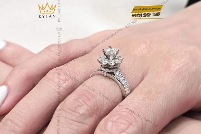 Nhẫn nữ vàng trắng Au750 đính viên chủ 5ly4