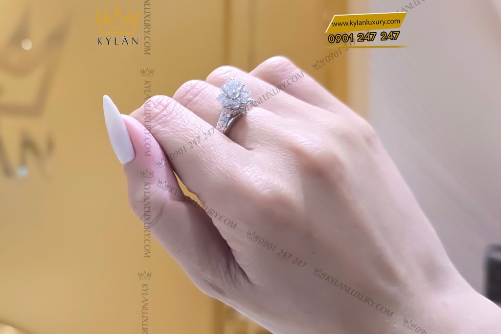 Nhẫn nữ vàng trắng Au750 đính viên chủ 5ly4 5 Nhẫn nữ vàng trắng Au750 đính viên chủ 5ly4