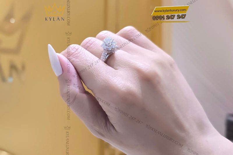 Nhẫn nữ vàng trắng Au750 đính viên chủ 5ly4