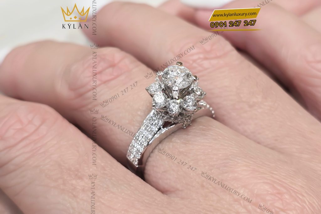 Nhẫn nữ vàng trắng Au750 đính viên chủ 5ly4 6 Nhẫn nữ vàng trắng Au750 đính viên chủ 5ly4