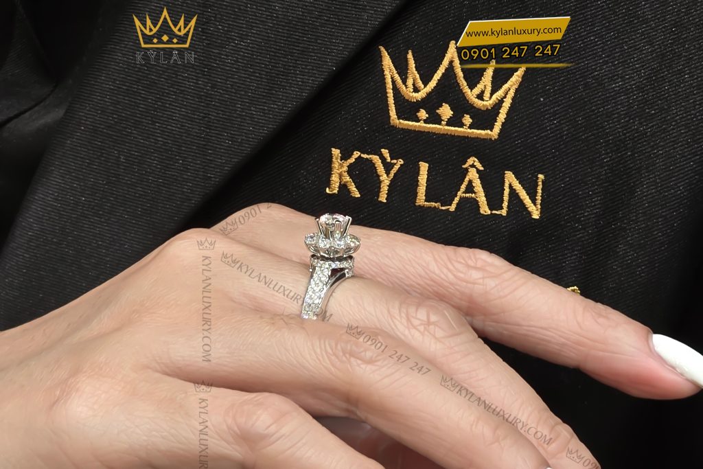 Nhẫn nữ vàng trắng Au750 đính viên chủ 5ly4 19 Kỳ Lân Luxury Nhan nu vang trang Au750 dinh vien chu 5ly4 14 Nhẫn nữ vàng trắng Au750 đính viên chủ 5ly4