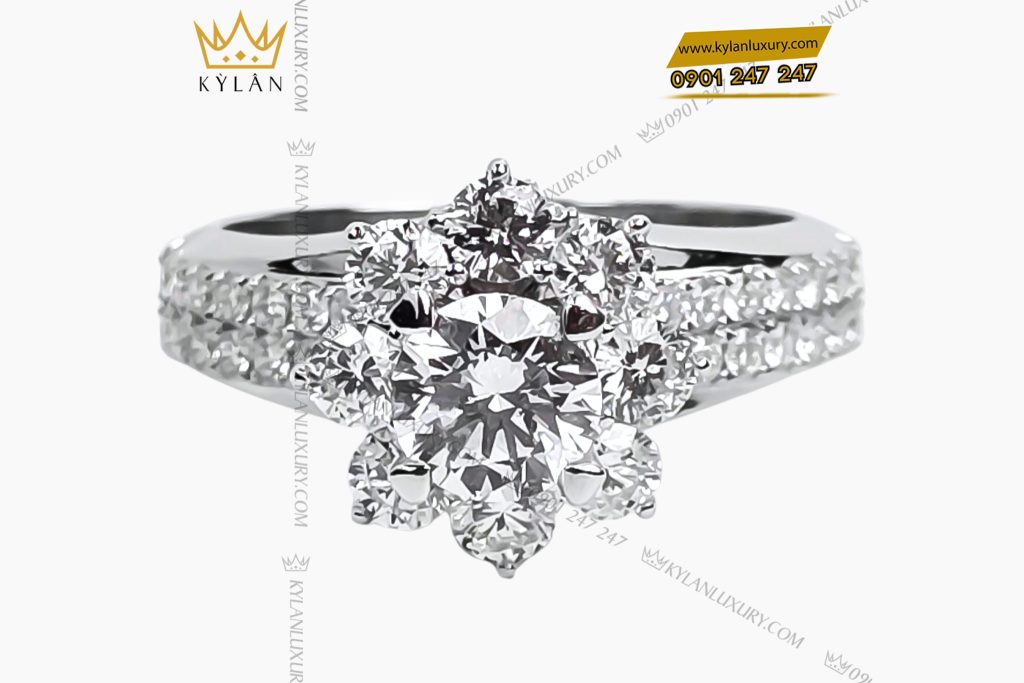 Nhẫn nữ vàng trắng Au750 đính viên chủ 5ly4 7 Kỳ Lân Luxury Nhan nu vang trang Au750 dinh vien chu 5ly4 2 Nhẫn nữ vàng trắng Au750 đính viên chủ 5ly4