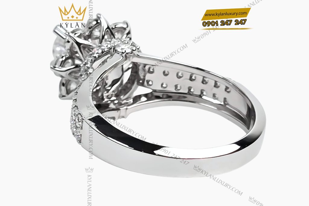 Nhẫn nữ vàng trắng Au750 đính viên chủ 5ly4 9 Kỳ Lân Luxury Nhan nu vang trang Au750 dinh vien chu 5ly4 5 Nhẫn nữ vàng trắng Au750 đính viên chủ 5ly4