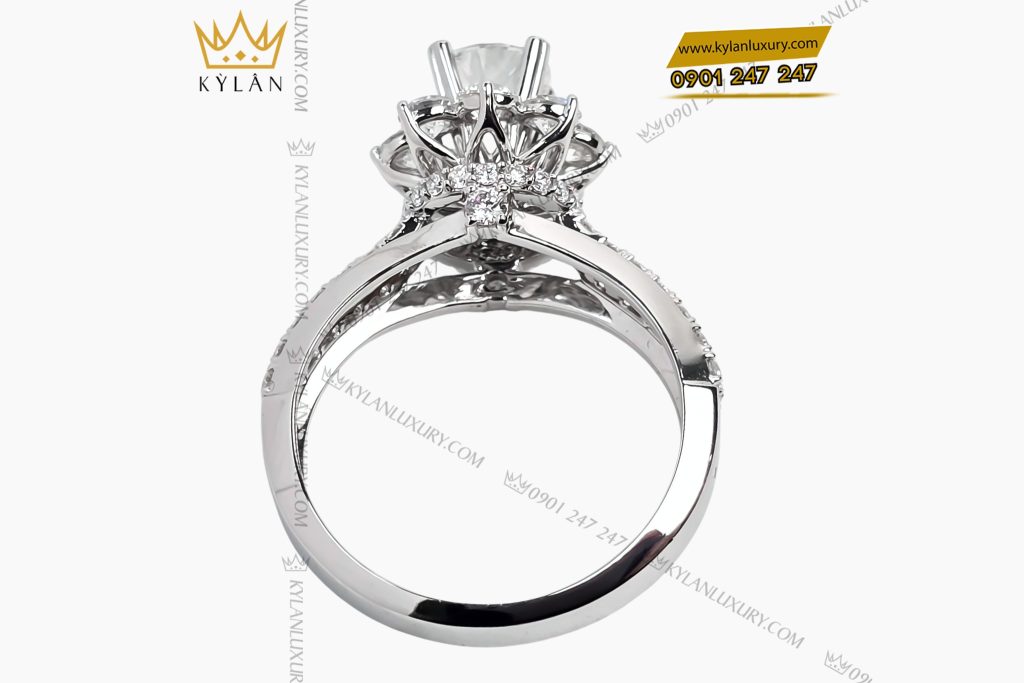 Nhẫn nữ vàng trắng Au750 đính viên chủ 5ly4 12 Kỳ Lân Luxury Nhan nu vang trang Au750 dinh vien chu 5ly4 7 Nhẫn nữ vàng trắng Au750 đính viên chủ 5ly4