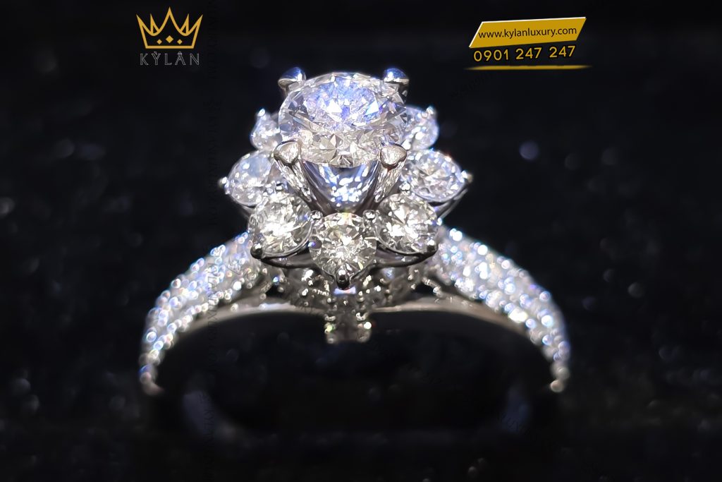 Nhẫn nữ vàng trắng Au750 đính viên chủ 5ly4 13 Kỳ Lân Luxury Nhan nu vang trang Au750 dinh vien chu 5ly4 8 Nhẫn nữ vàng trắng Au750 đính viên chủ 5ly4