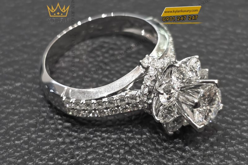 Nhẫn nữ vàng trắng Au750 đính viên chủ 5ly4