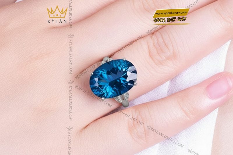 Nhẫn nữ vàng trắng Au750 đính viên chủ đá Topaz