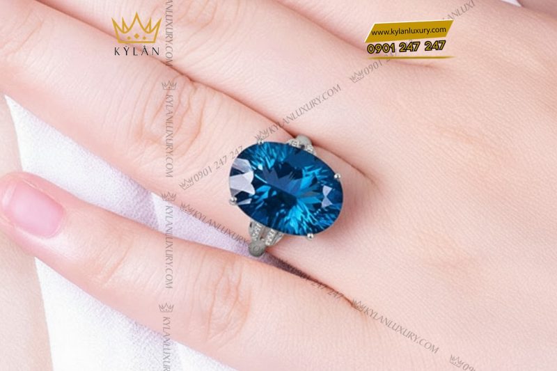 Nhẫn nữ vàng trắng Au750 đính viên chủ đá Topaz