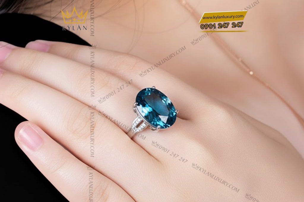 Nhẫn nữ vàng trắng Au750 đính viên chủ đá Topaz