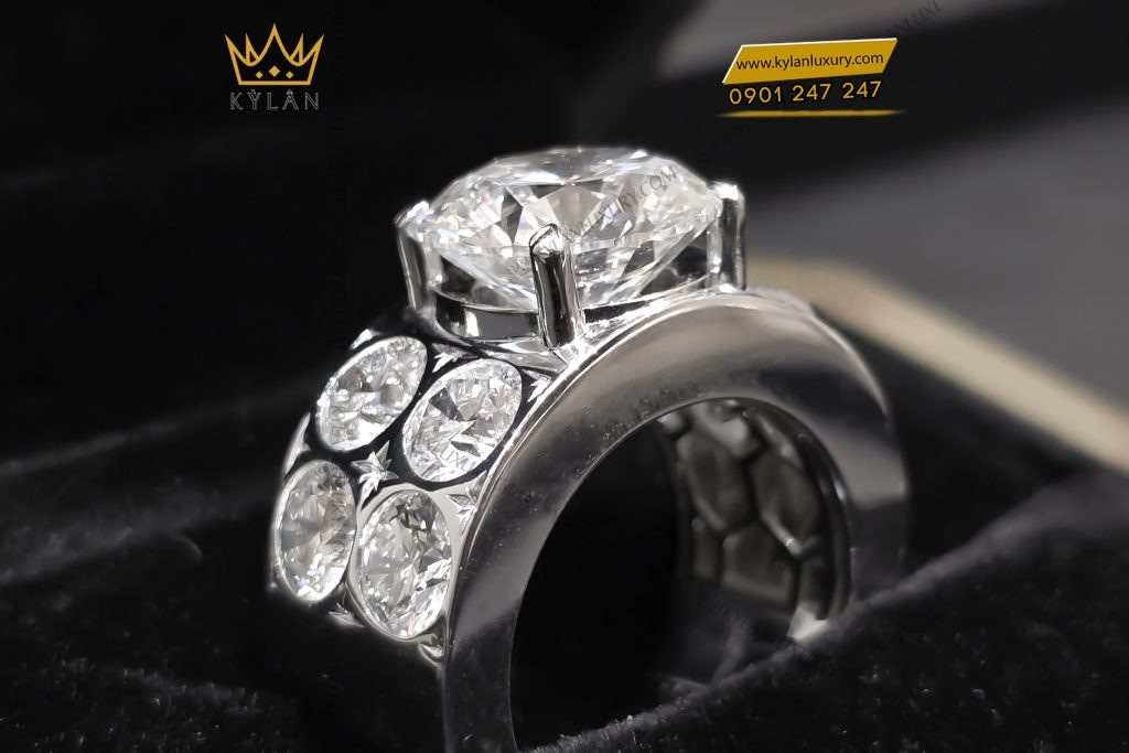 Kỳ Lân Luxury Nhan vang trang Au750 dinh kim cuong chu 12ly 5 Nhẫn nam vàng trắng Au750 đính kim cương chủ 12ly