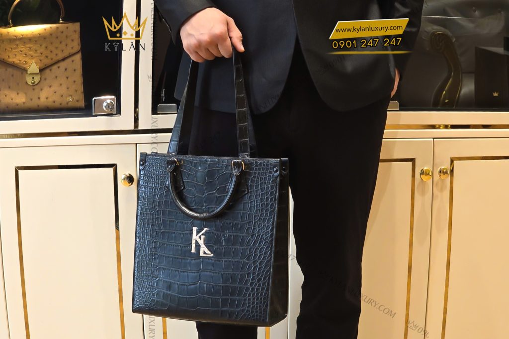 Túi xách full da cá Alligator black đính logo vương miện KY LAN 