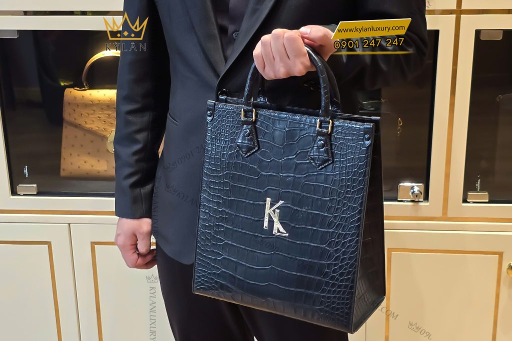 Kỳ Lân Luxury Tui xach full da ca Alligator black dinh logo vuong mien KY LAN 8 Túi xách full da cá Alligator black đính logo vương miện KY LAN