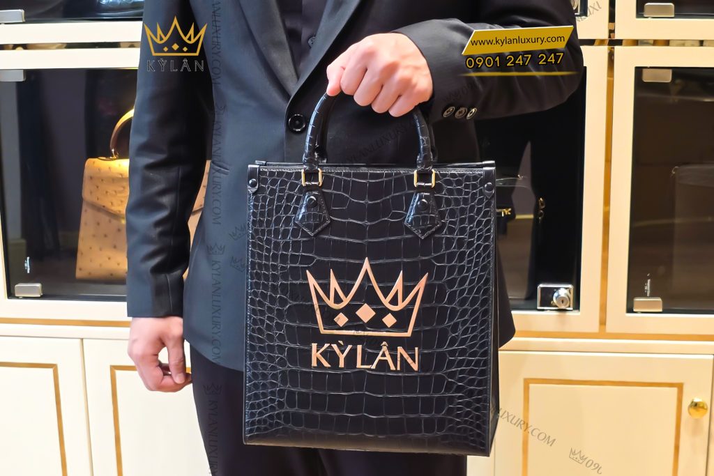 Túi xách full da cá Alligator black đính logo vương miện KY LAN 