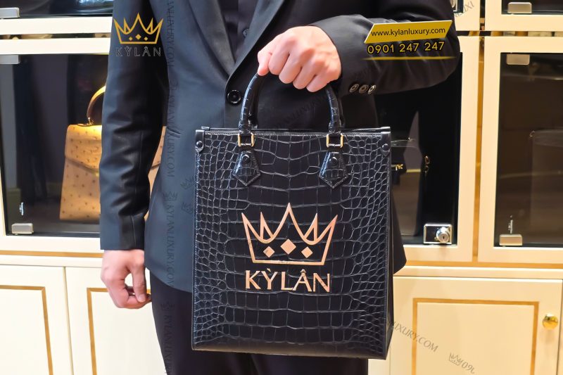 Túi xách full da cá Alligator black đính logo vương miện KY LAN