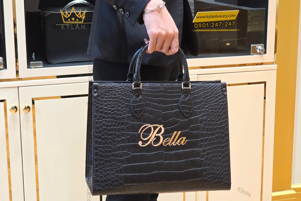 Kỳ Lân Luxury Tui xach nu full da ca Alligator black dinh logo chu Bella vang Au750 11 Túi xách nữ full da cá Alligator black đính logo chữ Bella vàng Au750