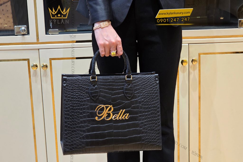 Túi xách nữ full da cá Alligator black đính logo chữ Bella vàng Au750