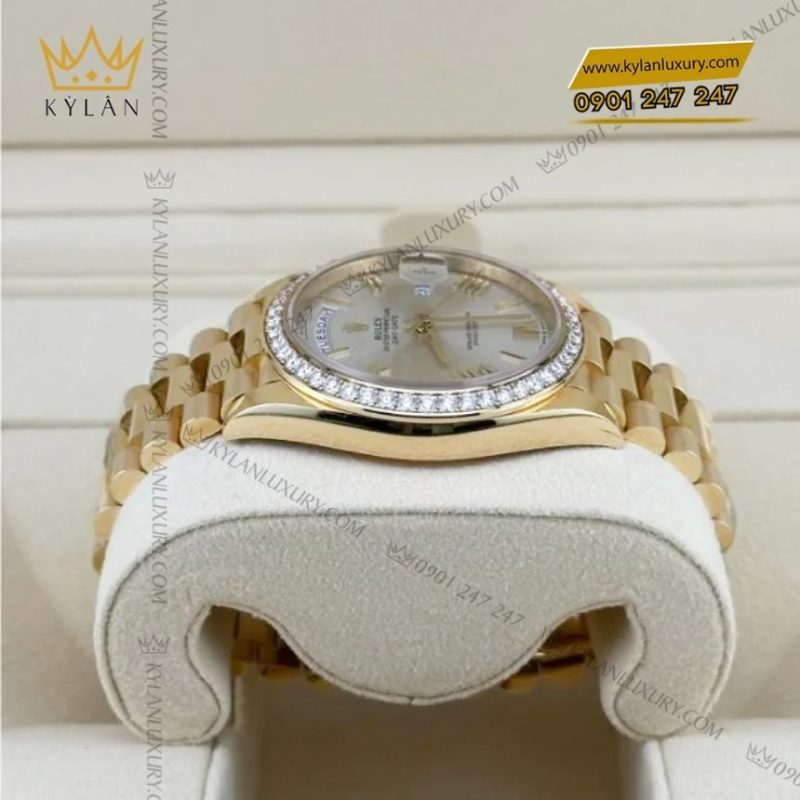 Đồng hồ Rolex Day-Date 40 mặt bạc La Mã vành kim 228348RBR-0007