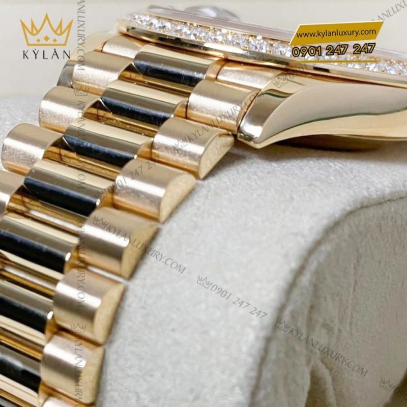 Đồng hồ Rolex Day-Date 40 mặt bạc La Mã vành kim 228348RBR-0007