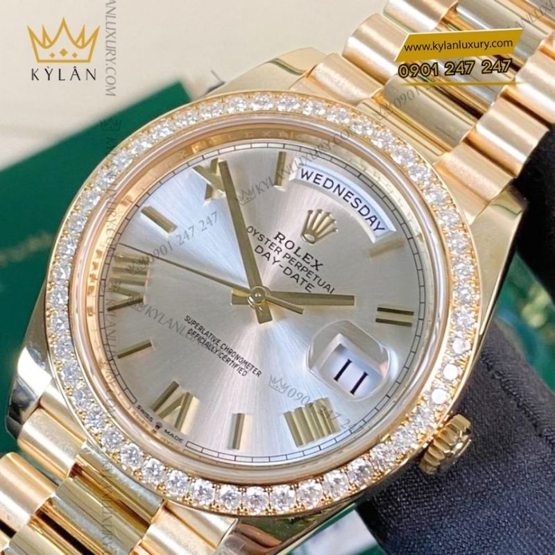 Đồng hồ Rolex Day-Date 40 mặt bạc La Mã vành kim 228348RBR-0007