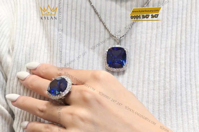 Mặt dây chuyền vàng trắng Au750 đính kim cương và đá sapphire xanh
