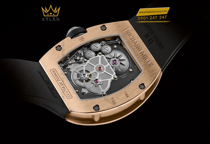 Thiết kế tonneau cong ôm cổ tay đặc trưng của Richard Mille RM 002-V2.