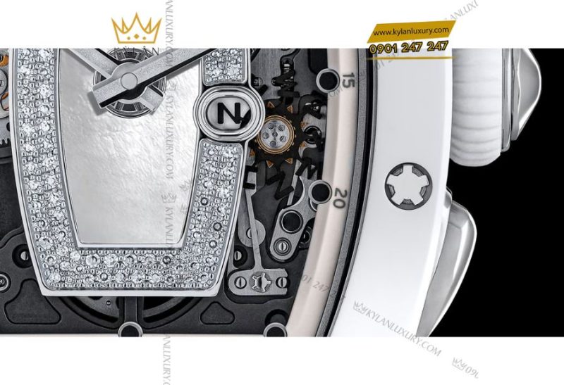 Lịch oversize RM 037 hiển thị bằng hai đĩa lịch skeleton dưới 12 giờ