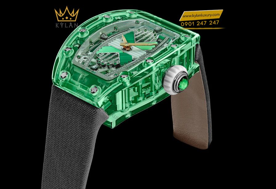 Cận cảnh vỏ sapphire nguyên khối của Richard Mille RM 07-02 với thiết kế tonneau đặc trưng